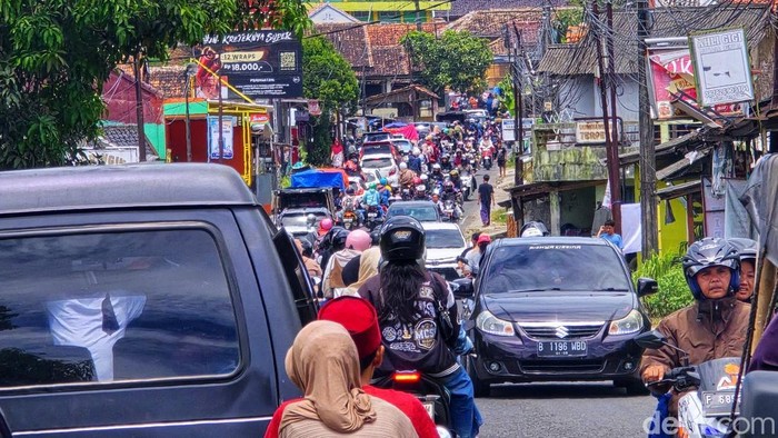 Ruas Jalan Citarik - Simpang Bagbagan terlihat padat oleh berbagai jenis kendaraan