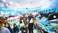 Suasana sejuk di dalam ruangan juga menjadi tempat beristirahat dari panasnya cuaca.