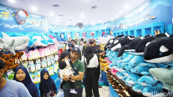 Wisatawan mengantre masuk ke Sea World Ancol, Jakarta, Minggu (22/3/2026).