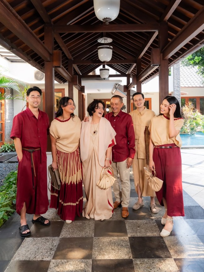 Setelah bergaya kompak dengan baju bertema denim pada Lebaran hari pertama, keluarga Maudy Ayunda kembali tampil hamonis keesokan harinya. Kali ini dengan busana bertema etnis dalam palet terra-cota. (Foto: Instagram)