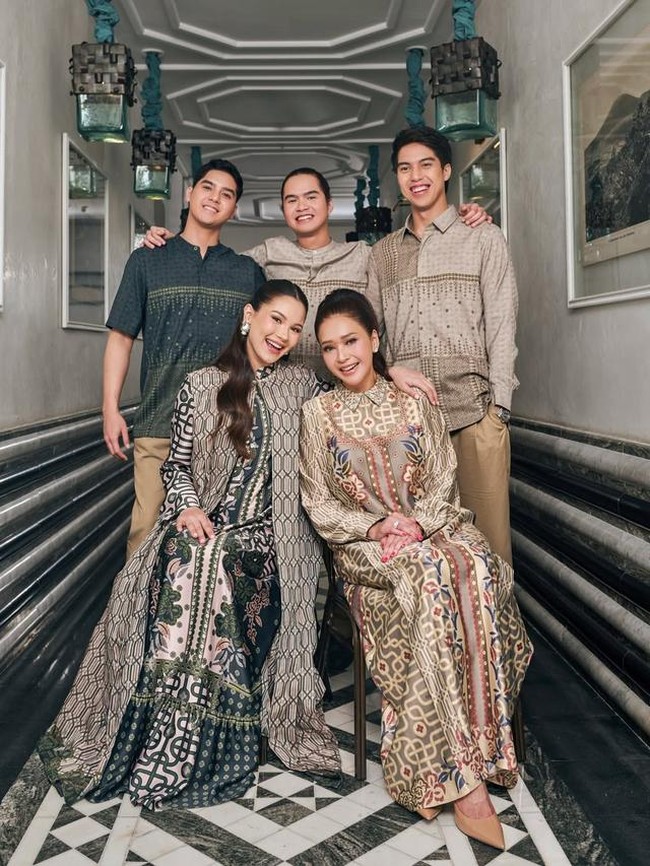 Maia Estianty bersama ketiga putra dan menantunya, Alyssa Daguise, dengan busana yang menampilkan tabrak pola yang meriah tapi tetap elegan.  (Foto: Instagram)