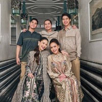 Maia Estianty bersama ketiga putra dan menantunya, Alyssa Daguise, dengan busana yang menampilkan tabrak pola yang meriah tapi tetap elegan.  (Foto: Instagram)