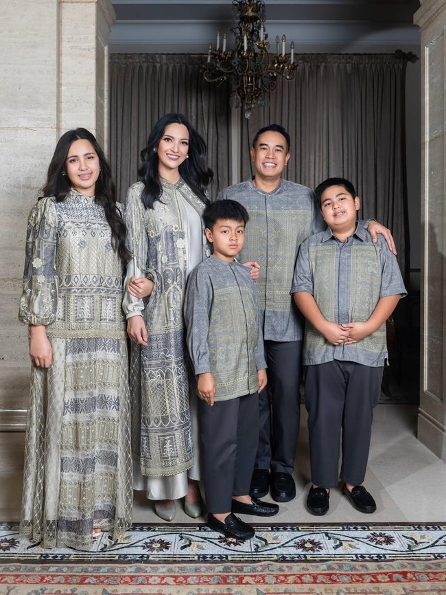 Nia Ramadhani dan Ardi Bakrie serta ketiga anaknya tampil bersama untuk pemotretan koleksi terbaru keluaran Geulis. Seragam keabuan menjadi andalan keluarga selebriti ini. (Foto: Instagram)