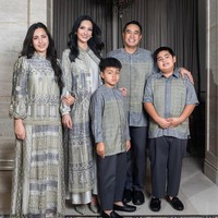 Nia Ramadhani dan Ardi Bakrie serta ketiga anaknya tampil bersama untuk pemotretan koleksi terbaru keluaran Geulis. Seragam keabuan menjadi andalan keluarga selebriti ini. (Foto: Instagram)