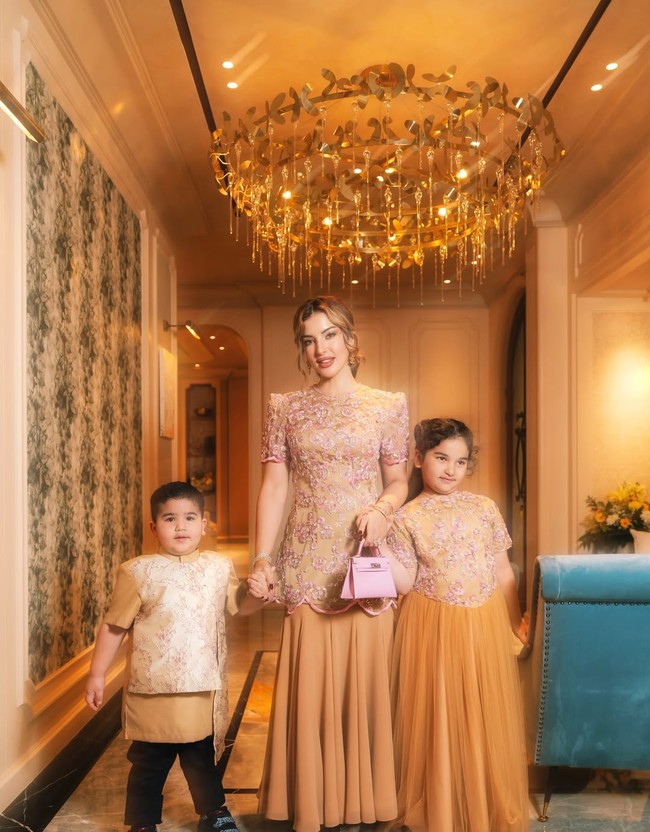 Tasya Farasya dan kedua buah hatinya memilih busana berwarna jingga untuk Lebaran 2026. (Foto: Instagram)