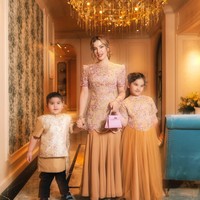 Tasya Farasya dan kedua buah hatinya memilih busana berwarna jingga untuk Lebaran 2026. (Foto: Instagram)