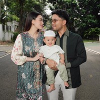 Lebaran tahun ini terasa sangat spesial bagi Aaliyah Massaid dan Thariq Halilintar karena untuk pertama kalinya mereka merayakan sebagai orangtua. Kaftan floral seakan mewakili perasaan Aaliyah. Sementara Thariq memakai kemeja beraksen hijau yang senada dengan baju putra mereka, Ahmad Arash Omara Thariq. (Foto: Instagram)