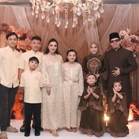 Butteryellow, masih manjadi tren warna busana Lebaran tahun ini. Keluarga Anang Hermansyah pun mengandalkan untuk seragam mereka. (Foto: Instagram)