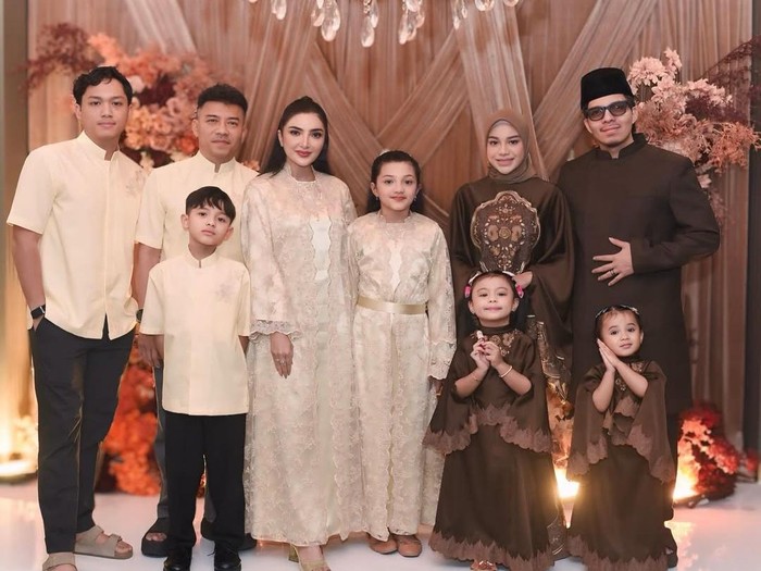 Seragam Lebaran Keluarga Artis 2026