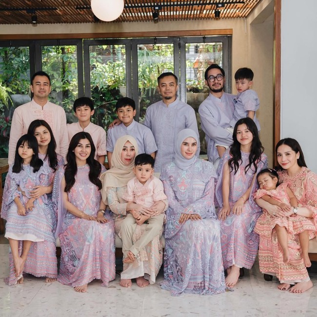 Keluarga besar Raffi Ahmad bergaya kompak dengan busana berwarna pastel yang lembut. (Foto: Instagram) 
