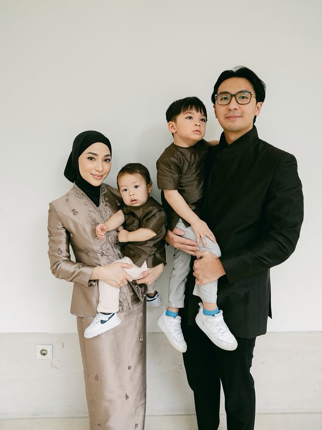 Gaya matching ditampilkan Nikita Willy dan Indra Priawan dengan outfit berwarna earth-tone.Sebagai satu-satunya wanita di keluarga kecilnya, Nikita Willy bersolek dalam balutan outfit bersiluet kebaya yang dipadu hijab hitam.  (Foto: Instagram)