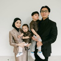 Gaya matching ditampilkan Nikita Willy dan Indra Priawan dengan outfit berwarna earth-tone.Sebagai satu-satunya wanita di keluarga kecilnya, Nikita Willy bersolek dalam balutan outfit bersiluet kebaya yang dipadu hijab hitam.  (Foto: Instagram)