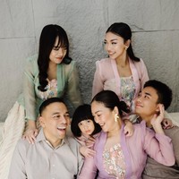 Kebaya juga menjadi pilihan keluarga Riafinola Ifani Sari atau yang lebih akrab dikenal sebagai Nola B3. Ia bergaya kompak dalam balutan kebaya pastel bersama kedua anaknya, termasuk penyanyi Naura. (Foto: Instagram)