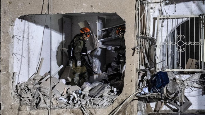 ARAD, ISRAEL - MARCH 22: A view from the area where at least 88 people were injured following an Iranian missile attack Saturday on the southern Israeli town of Arad near the Dead Sea, on March 22, 2026. The tally includes 10 in serious condition, 19