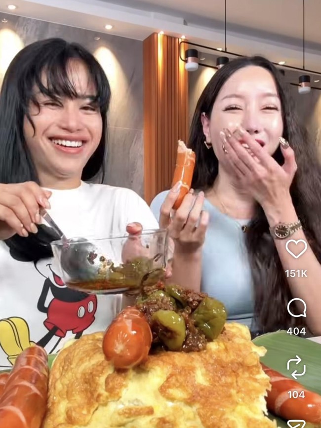 Seru! Lucinta Luna Mukbang Pizza hingga Nasi Telur bareng Omay