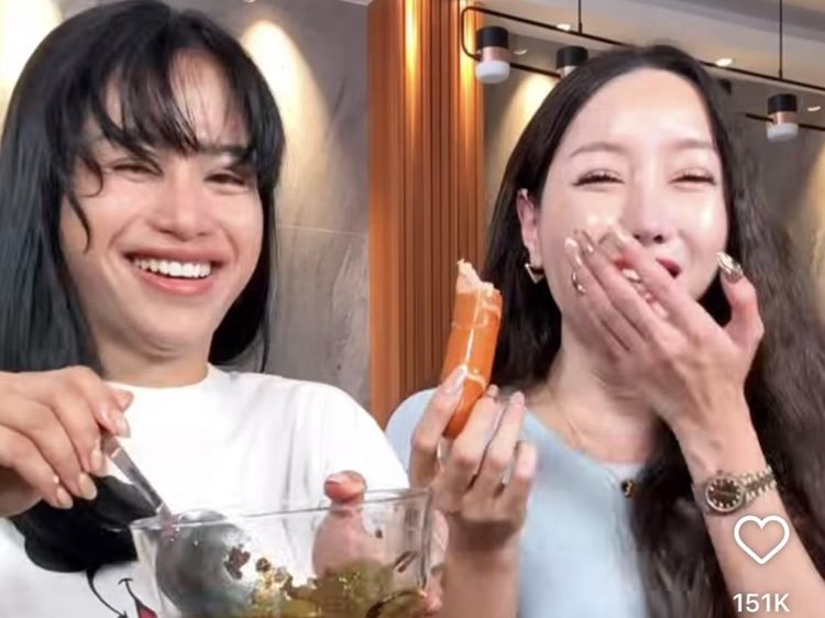 Seru! Lucinta Luna Mukbang Pizza hingga Nasi Telur bareng Omay