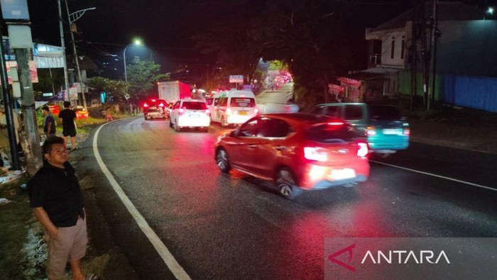 Situasi arus lalu lintas di Cagak Nagreg yang dipadati kendaraan menuju Tasikmalaya (kiri) dan Garut (kanan) pada Minggu (22/3/2026) malam.