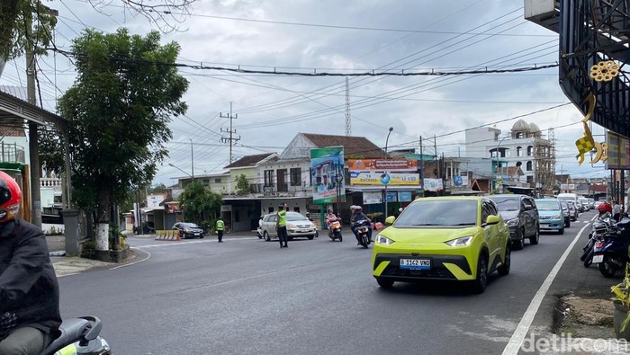 Situasi arus lalu lintas di Simpang Pendem atau pintu masuk ke Kota Batu dari arah Surabaya dan Kota Malang.