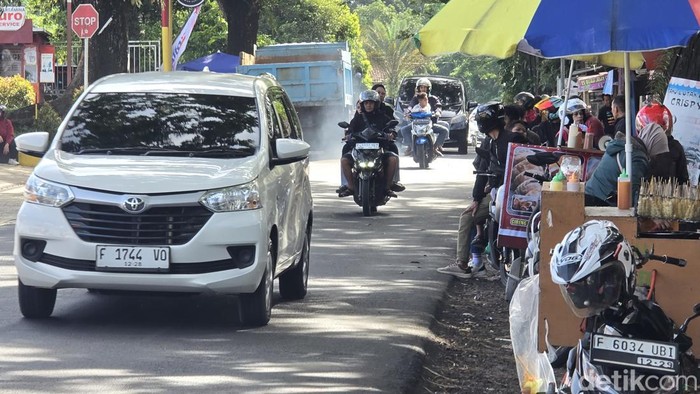 Situasi Jalan Warungkiara menuju pantai di Sukabumi H+1 Lebaran 2026, Minggu (22/3/2026).