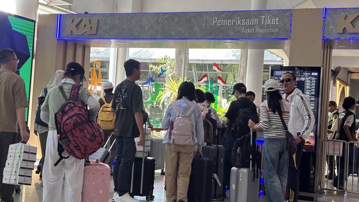 Stasiun Surabaya Gubeng padat penumpang selama Angkutan Lebaran 2026.