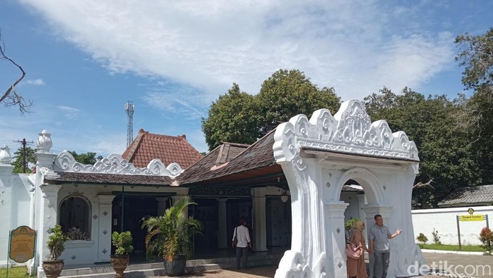 Suasana di Keraton Kasepuhan saat momen libur lebaran