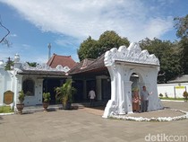 Libur Lebaran, Keraton Kasepuhan Cirebon Diserbu Wisatawan