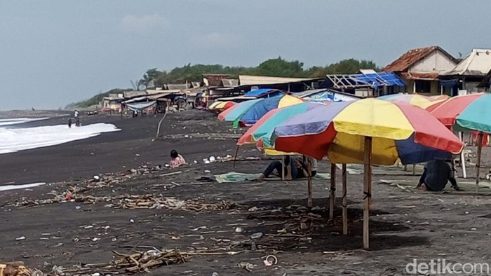 Suasana di Pantai Depok, Kretek, Bantul, Minggu (22/3/2026).