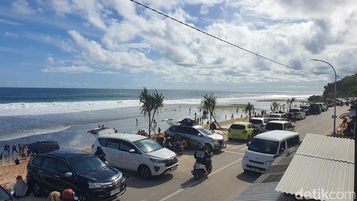 Suasana di Pantai Sepanjang, Gunungkidul, ramai wisatawan saat libur Lebaran 2026, Minggu (22/3/2026).