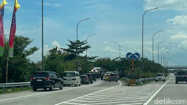 Suasana di salah satu tempat parkir rest area di Tol Surabaya-Mojokerto yang padat kendaraan. Suasana di salah satu tempat parkir rest area di Tol Surabaya-Mojokerto yang padat kendaraan.