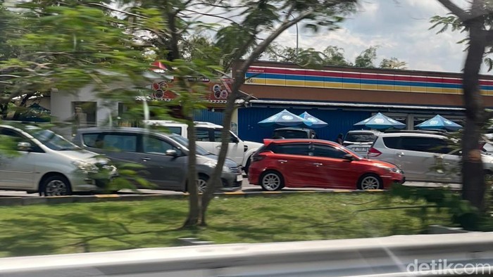Suasana di salah satu tempat parkir rest area di Tol Surabaya-Mojokerto yang padat kendaraan.