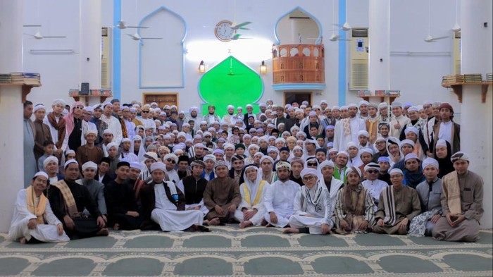 Foto bersama setelah salat Id di masjid Ahmadain Husaisah, Yaman, Jumat (20/3/2026).