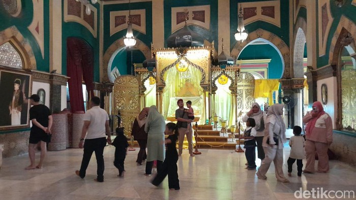 Istana Maimun Medan Diramaikan Pengunjung di Hari Kedua Lebaran