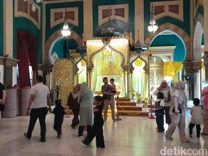 Istana Maimun Medan Diramaikan Pengunjung pada Hari Kedua Lebaran
