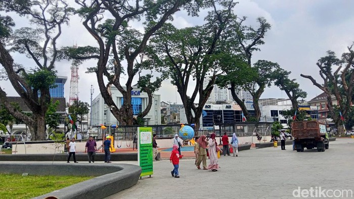 Suasana Lapangan Merdeka Medan saat libur kedua lebaran 2026. (Siti Asyaroh/detikSumut)
