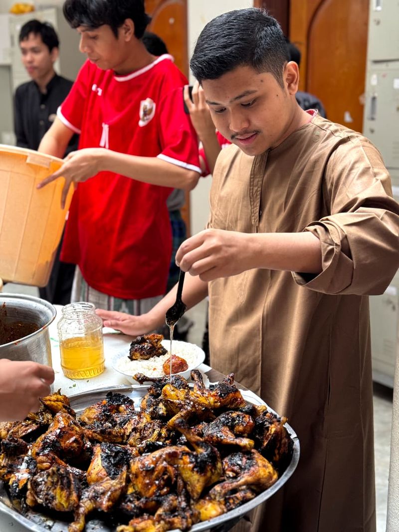 Salah satu makanan khas Nusantara yang tersaji di meja prasmanan saat Lebaran di Husaisah, Yaman, Jumat (20/3/2026).