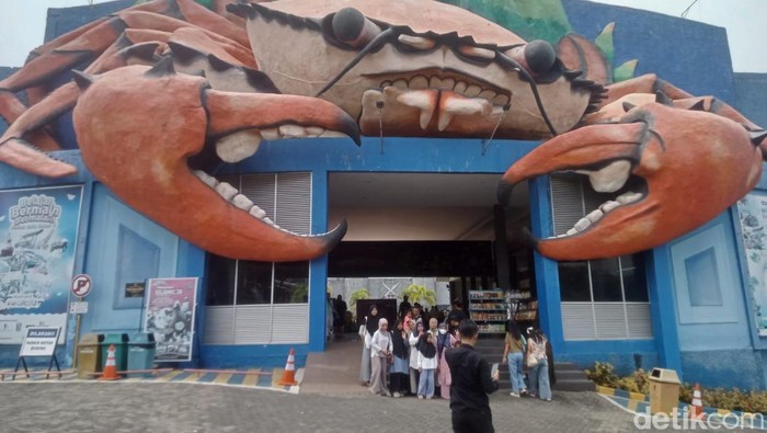 Suasana libur lebaran hari kedua di Wisata Bahari Lamongan (WBL).