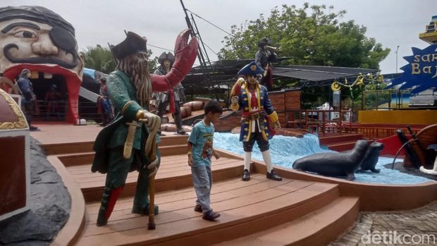 Suasana libur lebaran hari kedua di Wisata Bahari Lamongan (WBL). Suasana libur lebaran hari kedua di Wisata Bahari Lamongan (WBL).