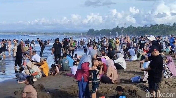 Suasana Pantai Pangandaran H+1 Lebaran