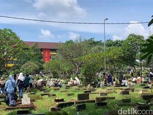 Cerita Peziarah Lebaran di TPU Karet untuk Obati Rindu ke Mendiang Orang Tua