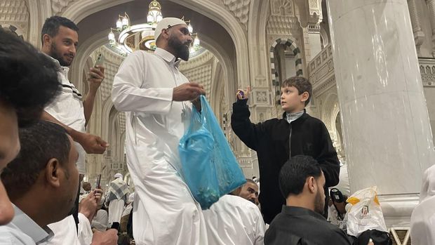 Suasana salat Id di Masjidil Haram, Makkah Jemaah berbagi manisan hingga parfum menjelang salat Id di Masjidil Haram, Makkah, Jumat (20/3/2026).