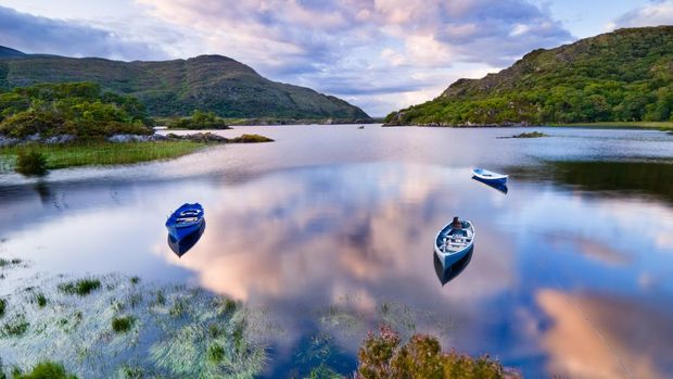 Taman Nasional Killarney, Irlandia Boats on water in Killarney National Park, Republic of Ireland, Europe