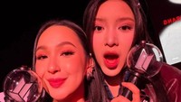 Tiara Andini bertemu dengan selebritas Indonesia lainnya, Agatha Pricilla, yang juga nonton live comeback BTS di Seoul. (Foto: dok Instagram agthpricilla)