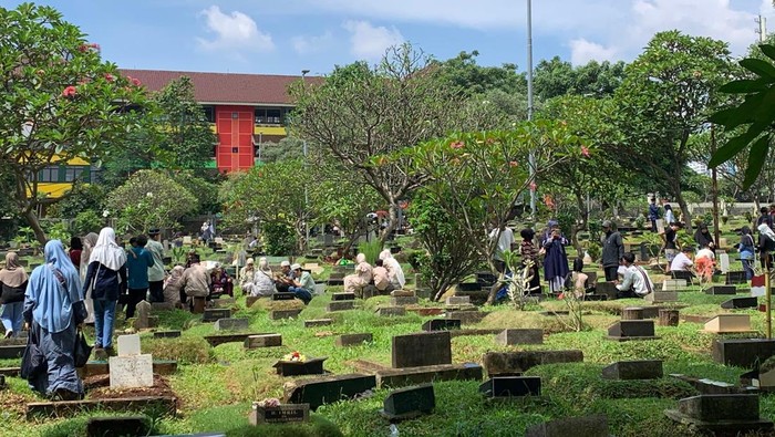 TPU Karet Bivak ramai dikunjungi peziarah, Minggu (22/3/2026)