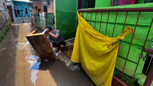 Warga Ciracas bersihkan rumah dari lumpur sisa banjir (Ondang/detikcom)