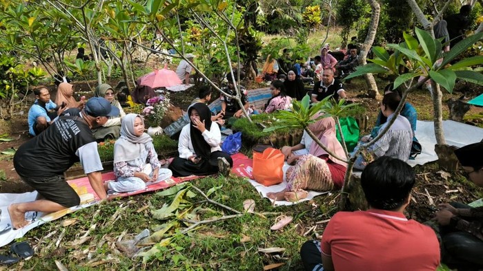 Warga Desa Bunder Kecamatan Kabat Banyuwangi menjalankan tradisi Lebaran Makam pada hari raya ke-2 di komplek pemakaman Desa Bunder.