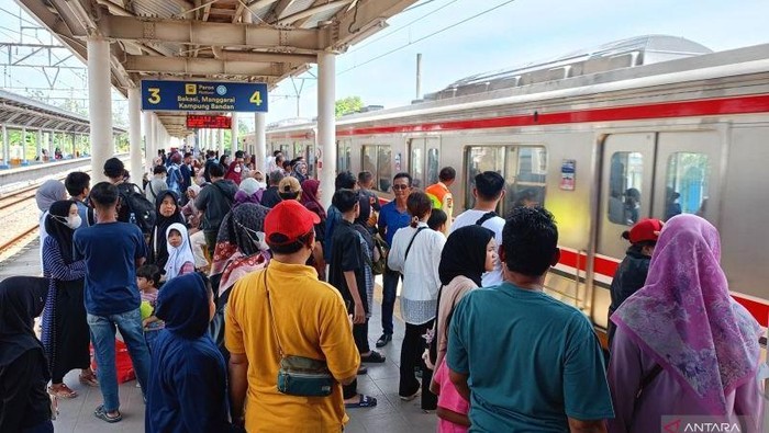 Warga memadati Kereta Rel Listrik (KRL) tujuan Bogor dan Jakarta Kota di Stasiun Tambun, Bekasi, Minggu (22/3/2026).
