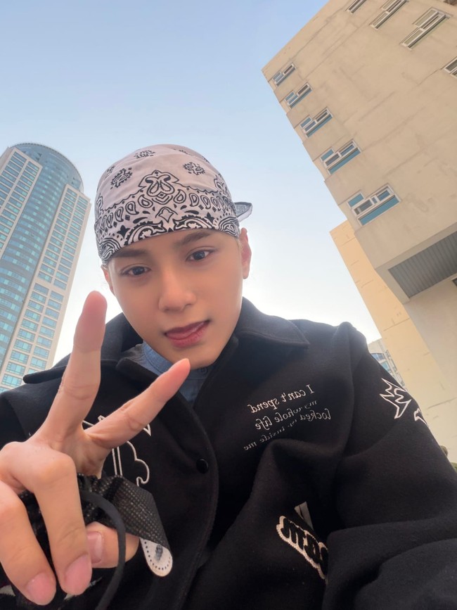 “Mohon maaf lahir dan batin!! Selamat Hari Raya Idul Fitri!! Menunggu waktu sholat,” tulis Zayyan menunjukkan dirinya duduk di shaf. Foto: dok. X