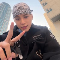 “Mohon maaf lahir dan batin!! Selamat Hari Raya Idul Fitri!! Menunggu waktu sholat,” tulis Zayyan menunjukkan dirinya duduk di shaf. Foto: dok. X