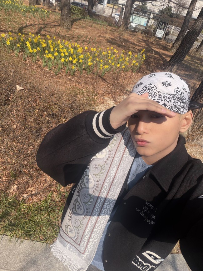 Personel grup KPop XODIAC itu dikenal sebagai salah satu dari segelintir idol yang beragama Islam. Tampil berbalut baju koko berwarna biru, sarung abu-abu, dan bandana putih sebagai penutup kepala. Zayyan disebut-sebut “Lebaran dalam keadaan hiphop” oleh sejumlah penggemar. Foto: dok. X