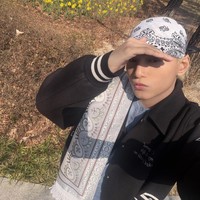 Personel grup KPop XODIAC itu dikenal sebagai salah satu dari segelintir idol yang beragama Islam. Tampil berbalut baju koko berwarna biru, sarung abu-abu, dan bandana putih sebagai penutup kepala. Zayyan disebut-sebut “Lebaran dalam keadaan hiphop” oleh sejumlah penggemar. Foto: dok. X